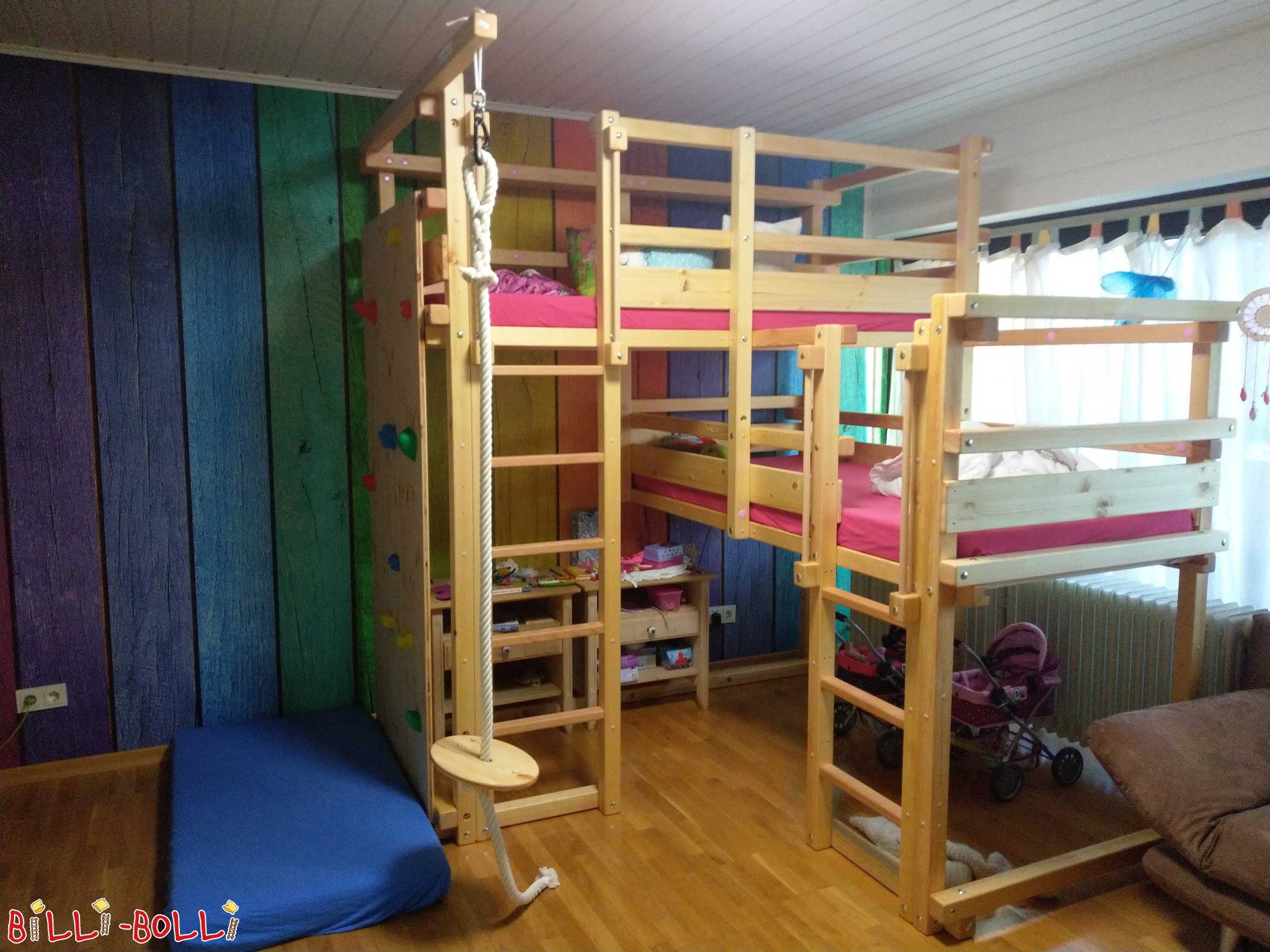 La litera ambas camas arriba modelo 2A con pared de escalada, aquí de pino. … (Literas ambas camas arriba)