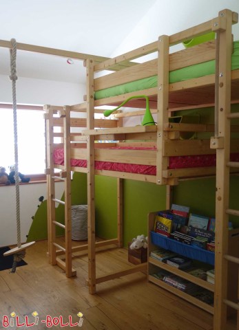 Un letto due-di-sopra a sbalzo. Su richiesta del cliente, il livello superiore … (Letti a castello due-di-sopra)