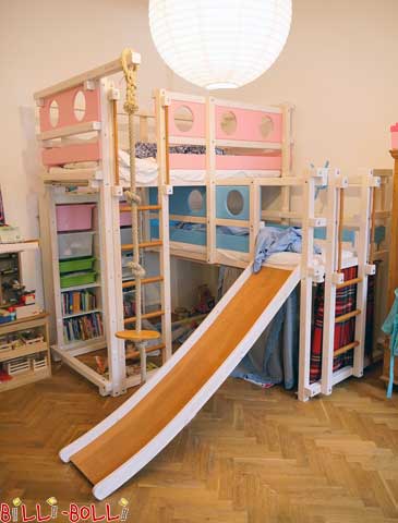 В старом здании: двуспальная кровать-чердак с горкой, здесь оформлена в розово-голубом цвете (Двухъярусные кровати с обеими верхними кроватями)