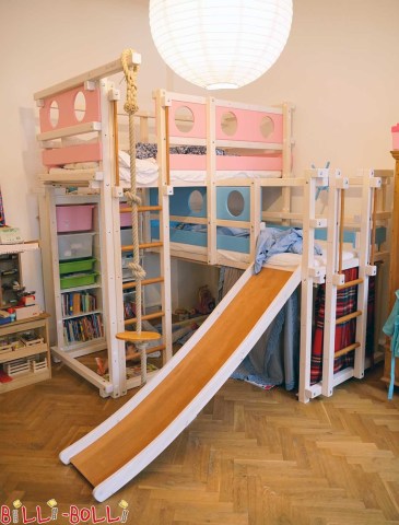 Nell'edificio antico: letto a soppalco matrimoniale con scivolo, qui decorato in rosa/blu (Letti a castello due-di-sopra)