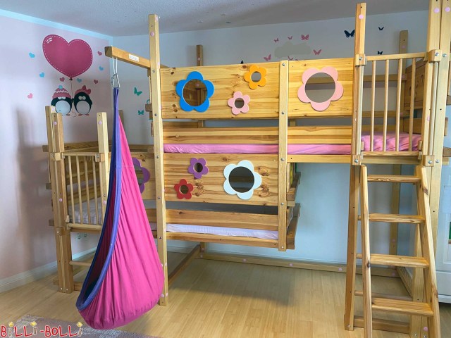 Letto a castello a due livelli per 2 bambini in legno naturale, qui con fiori (Letti a castello due-di-sopra)