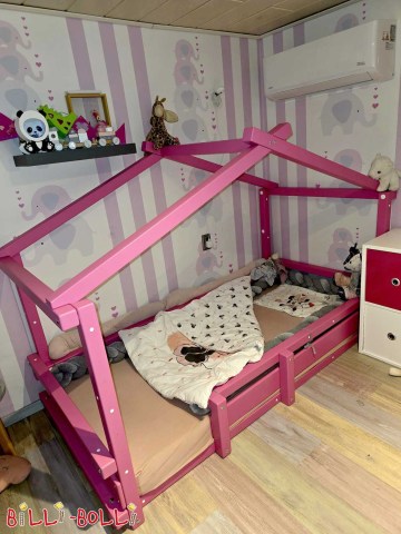 Łóżko piętrowe, tutaj z przedłużonymi nogami i dachem, pomalowane na kolor … (Łóżko podłogowe)