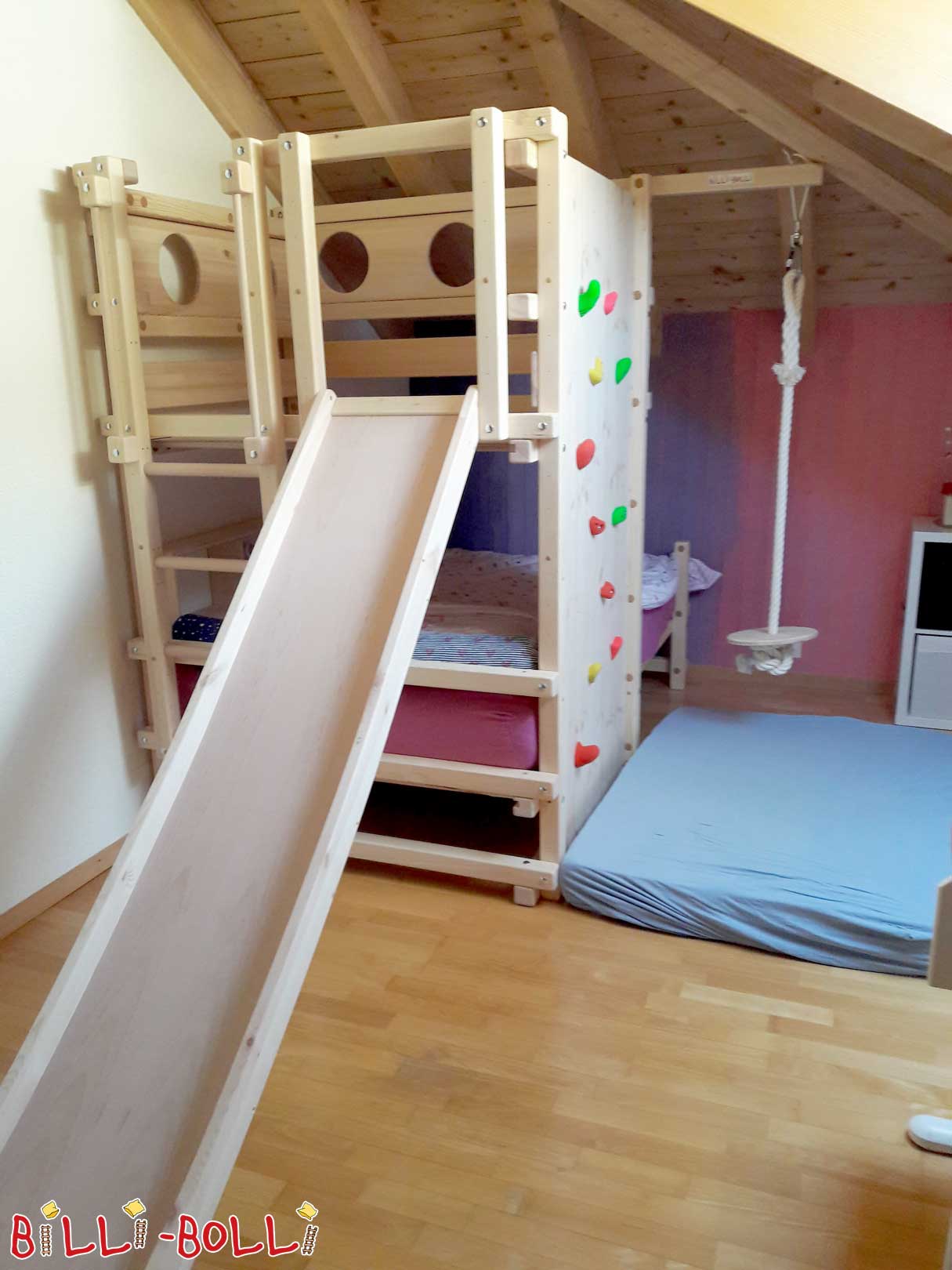 Climbing fun for the children’s bedroom: the Pitched Roof Bed in pine, here w … (Pitched Roof Bed)