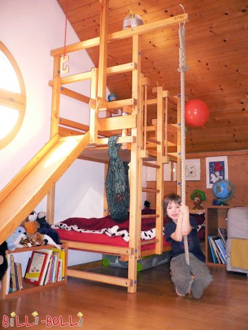 Grüezi! Jūsu bērnu gultas ir patiešām lieliskas. Montāža bija jautra un tik … (Gulta ar slīpu jumtu)