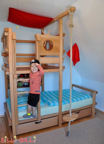 Ahoi! No stretch of water is protected from these exploring pirates. With … (Pitched Roof Bed)