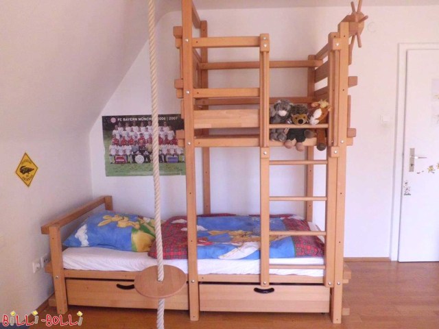 Gulta ar slīpu jumtu no eļļota un vaskota dižskābarža. (Gulta ar slīpu jumtu)