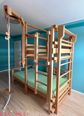 Naša posteľ na hranie so šikmou strechou s rozmermi 100 x 200 cm s hrazdami na stene (Posteľ so šikmou strechou)