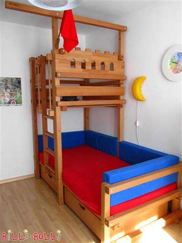 Slīpā jumta gulta, kas šeit veidota kā bruņinieku tornis ar rotaļu … (Slīpā jumta gulta)