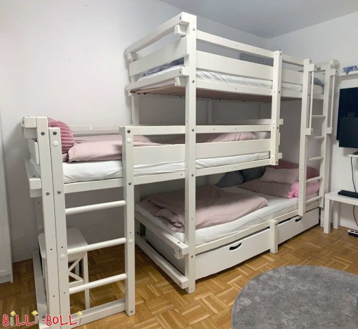 Un lit superposé pour trois de type 1C, ici laqué blanc. Conformément aux so … (Lits superposés pour trois)