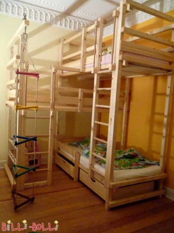 Qui un letto per tre tipo 2A, su richiesta del cliente con piedi alti, di modo … (Letti a castello per tre)