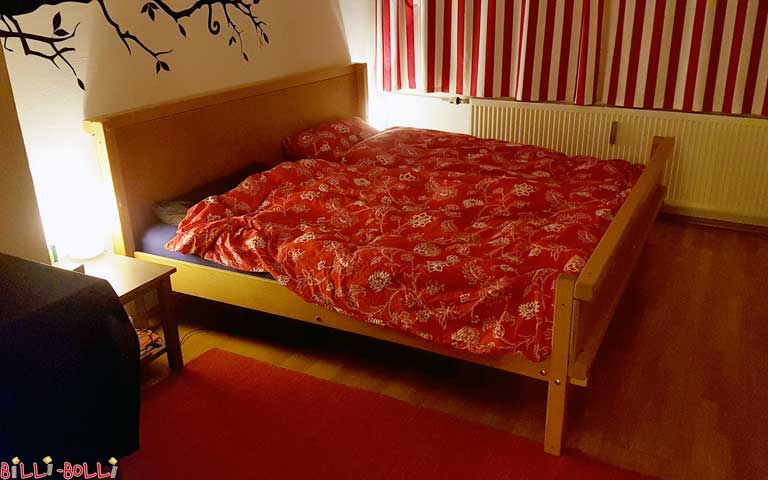 Podwójne łóżko rodziców w obecnej wersji z wysokim wezgłowiem. Tutaj w rozmi … (Podwójne łóżko dla rodziców)