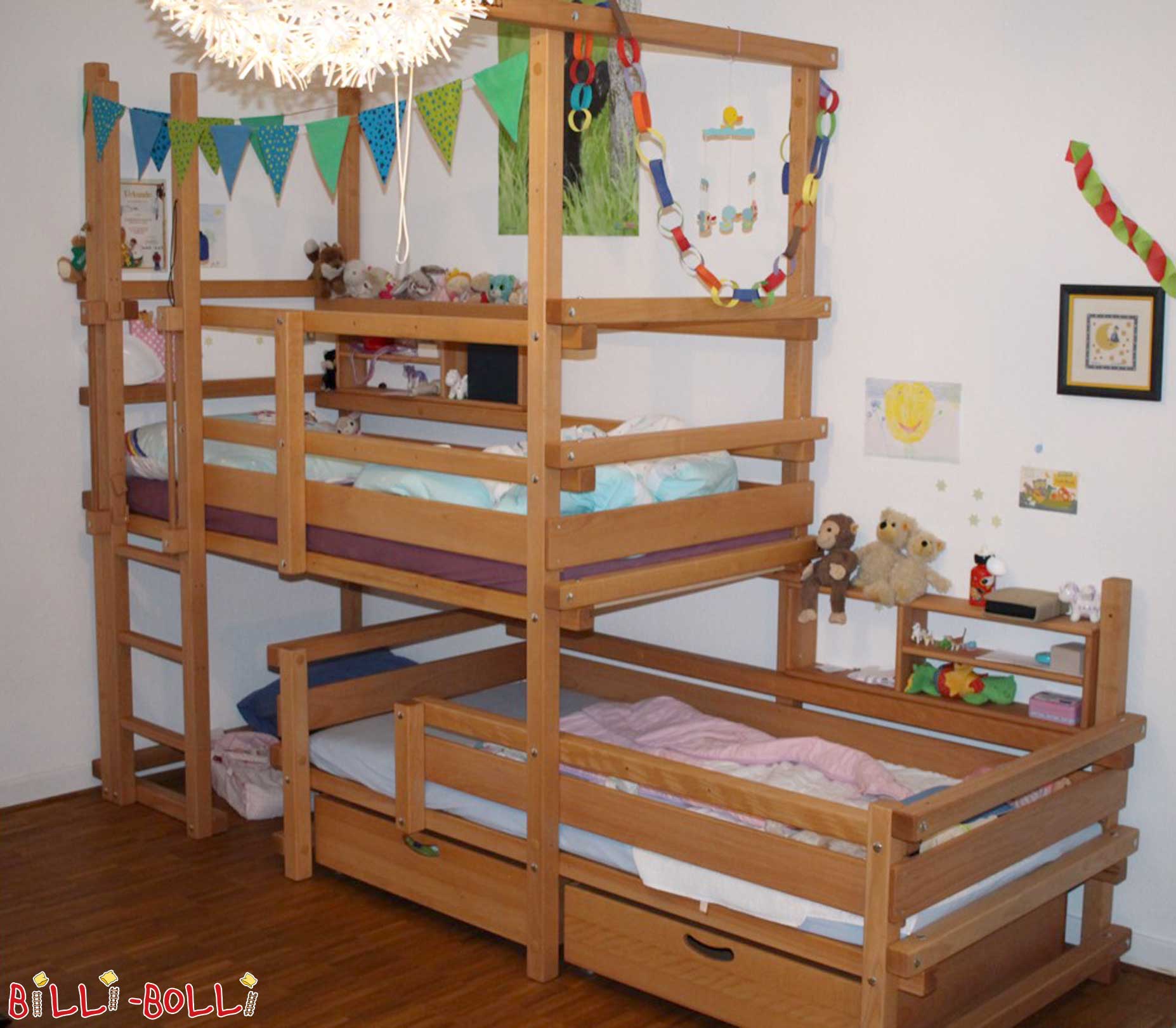 Laterally staggered bunk bed for 2 kids