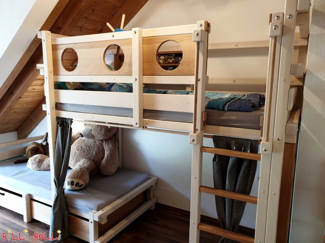 A nice contrast: This Bunk Bed Laterally Staggered is made of pine glazed in … (Bunk Bed Laterally Staggered)