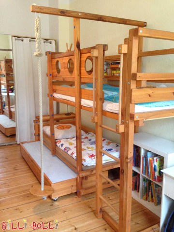 The Bunk Bed Laterally Staggered with Drawer Bed for overnight guests. (Bunk Bed Laterally Staggered)