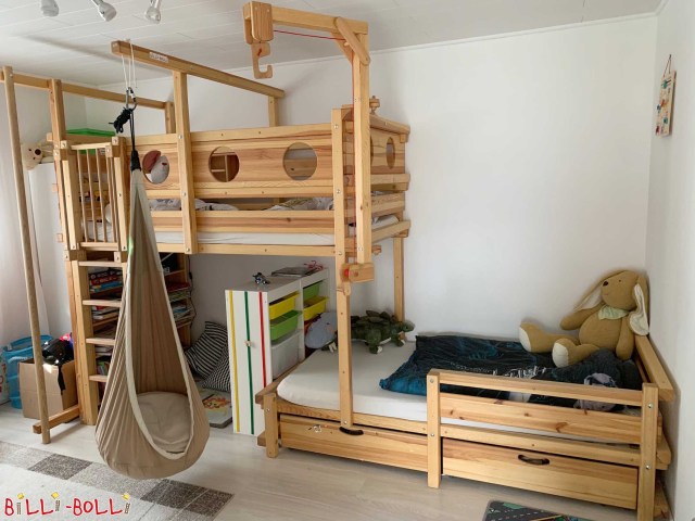 Køjeseng forskudt trekvart til siden, med brandmandsstang, udrulningsbeskyttelse og andet tilbehør (Køjeseng - sideværts forskudt)