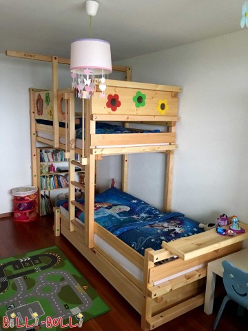 Šeit divstāvu gulta - sānu nobīde neapstrādātā priedē kā puķu dobes variants. … (Divstāvu gulta ar sānu nobīdi)