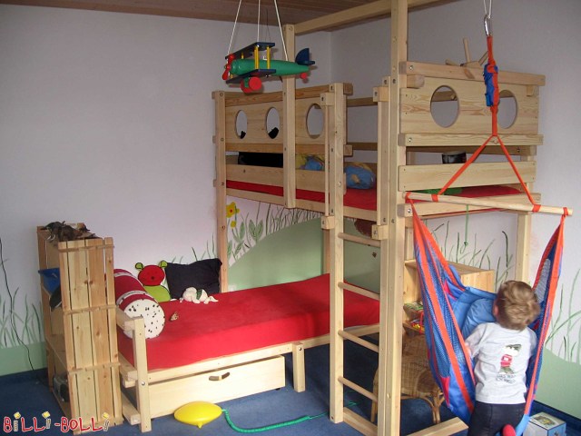 Põrandavoodi üle nurga. Kiigepalk jookseb pikisuunas vastavalt kliendi soovile. (Põrandavoodi üle nurga)