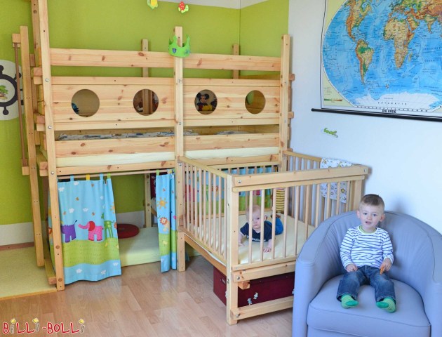 Kære Billi-Bolli-team, Vi modtog vores hjørnekøjeseng for to måneder sid … (Køjeseng-over-hjørne)