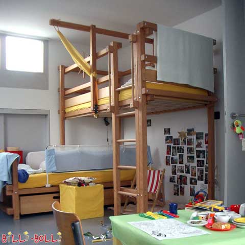 سرير بطابقين فوق الزاوية من خشب الزان. (سرير بطابقين فوق الزاوية)