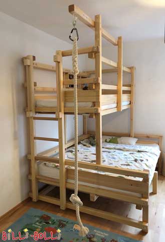 Poschodová posteľ s úrovňou na spanie a širšou úrovňou pod ňou (Poschodová posteľ po dne)
