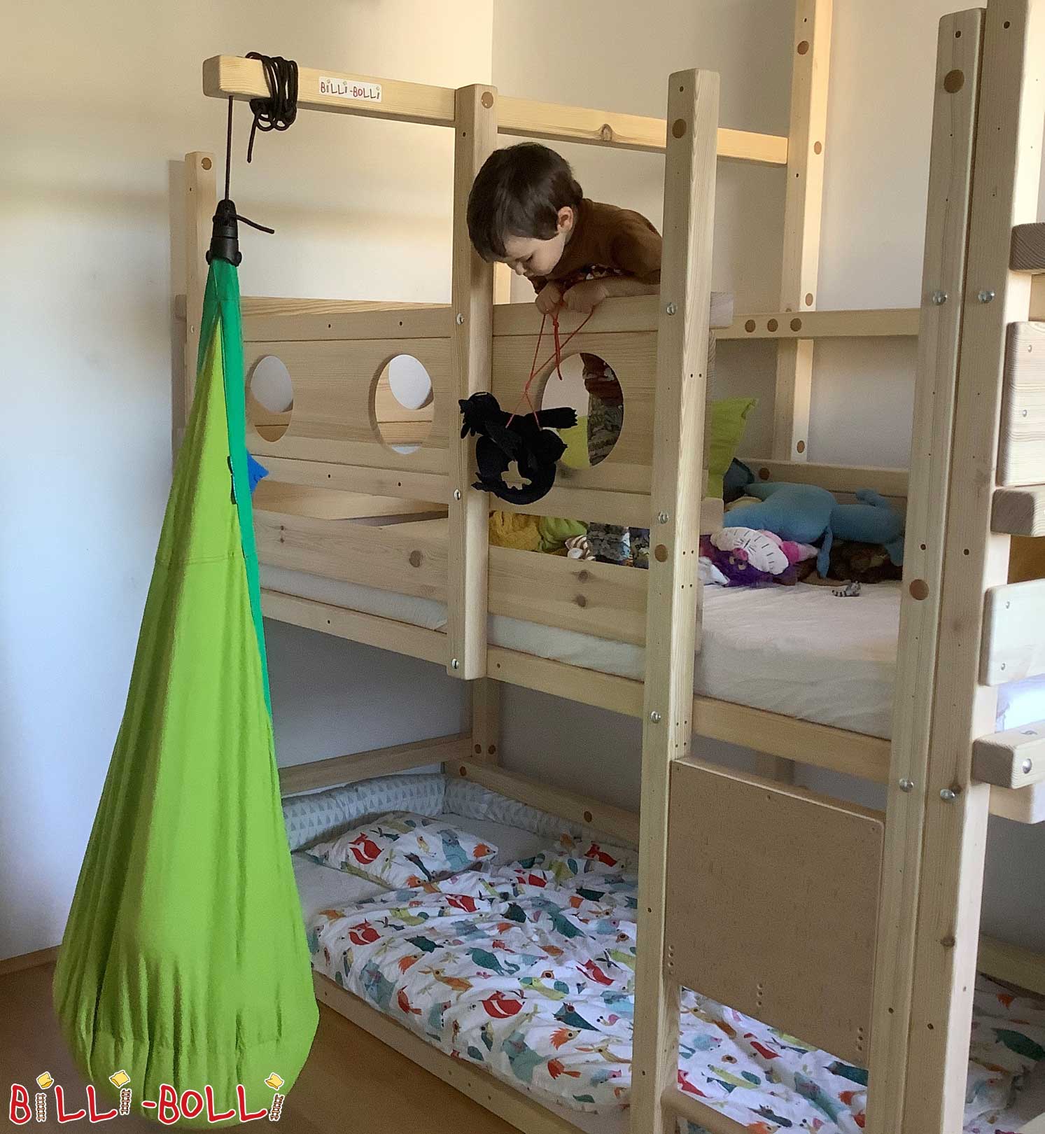 Poschodová posteľ, tu vo variante pre menšie deti (úroveň spánku … (Poschodová posteľ)