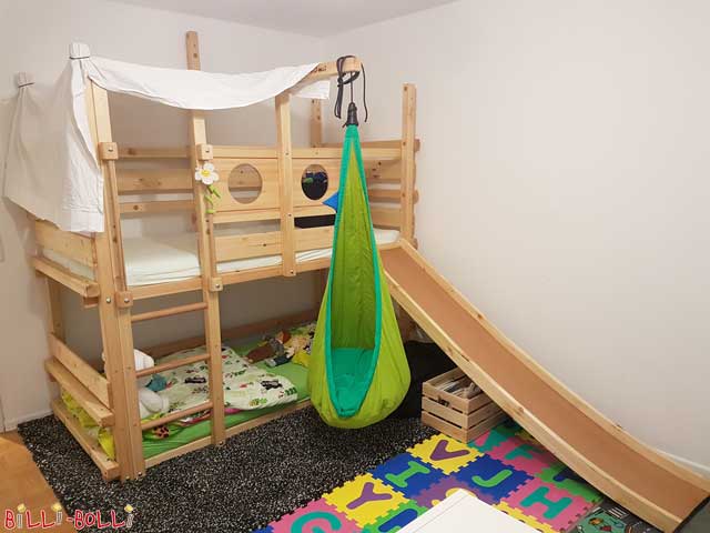 Emeletes ágyunk, itt a kisebb gyermekek számára készült változatban, … (Emeletes ágy)