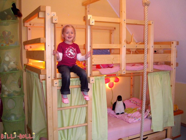 Kerrossänky, jossa on kalteva kattoporras (Kerrossänky)