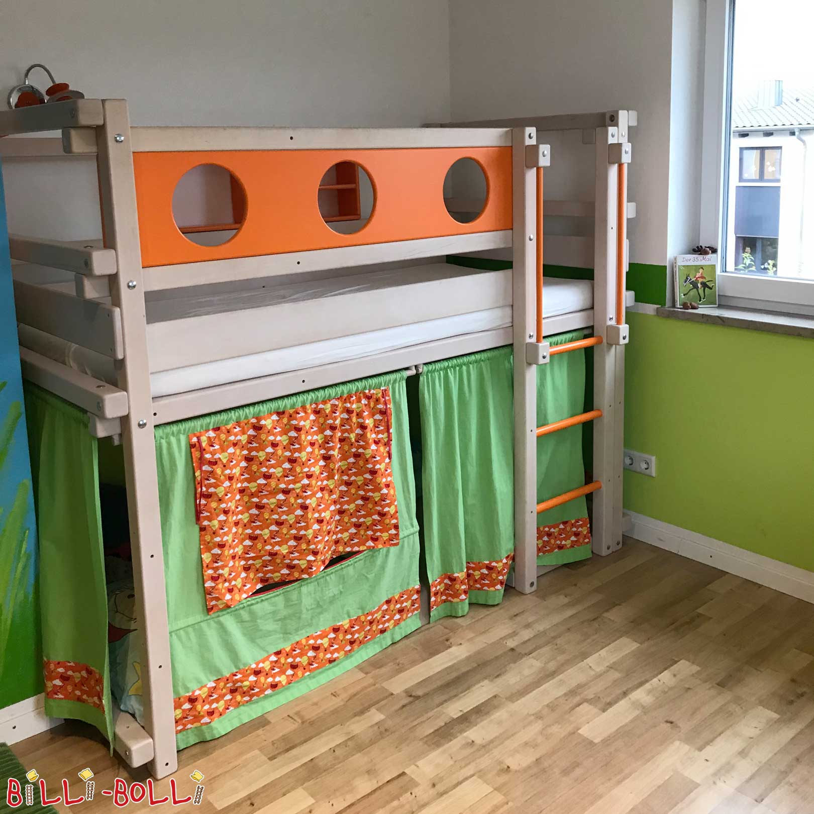Színes félpadlású ágy, a félmagasságú tetőtéri ágy kisgyermekek számára (kisgyermekágy) 3 éves kortól (Félmagasságú tetőtéri ágy)
