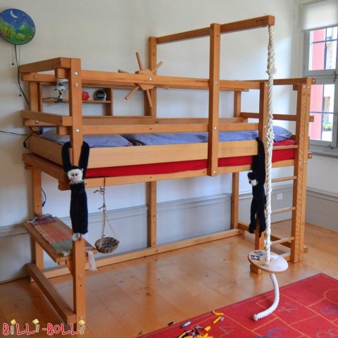 Półwysokie łóżko na antresoli z olejowoskowanego drewna bukowego, z ladą sklep … (Półwysokie łóżko na antresoli)