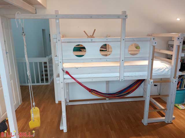 Polopodkrovná posteľ, tu glazovaná biela v borovici, s trámami na pozdĺžne hojdanie (Polovičná vysoká podkrovná posteľ)