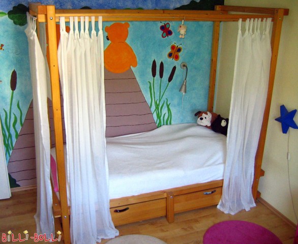 La cama con dosel en haya, aceitada-encerada y con dos cajoneras. (Cama con dosel)