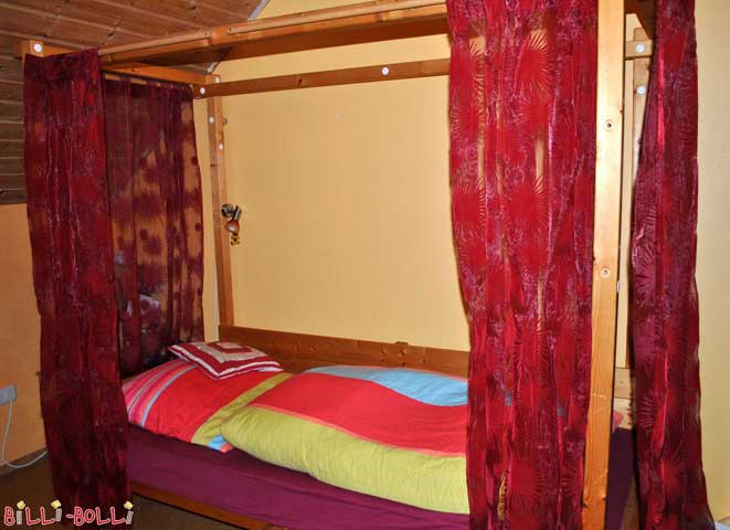 Postelja z baldahini je lahko zelo domača s tkaninami. Podstrešno posteljo … (Postelja z nadstreškom)