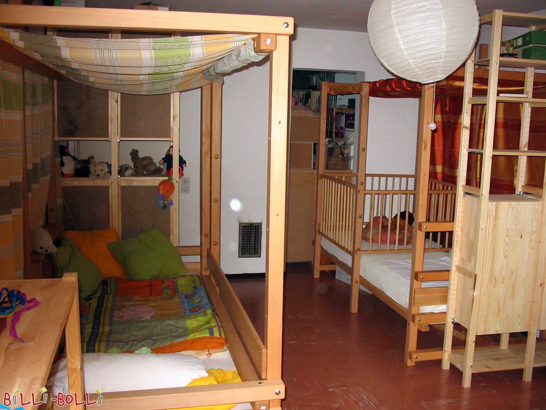 Deux lits mezzanines ajustables selon l’âge montés à hauteur 2 avec lit … (Lit mezzanine ajustable selon l’âge)