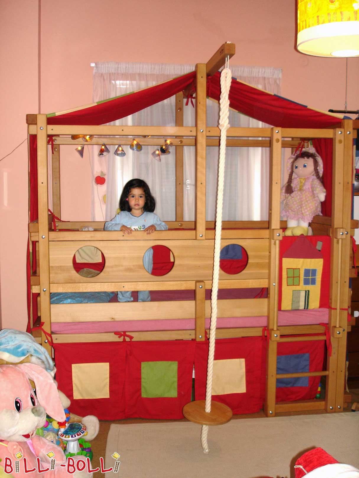 Barnas loft seng laget av bøk i høyde for småbarn (Loftseng vokser med barnet)