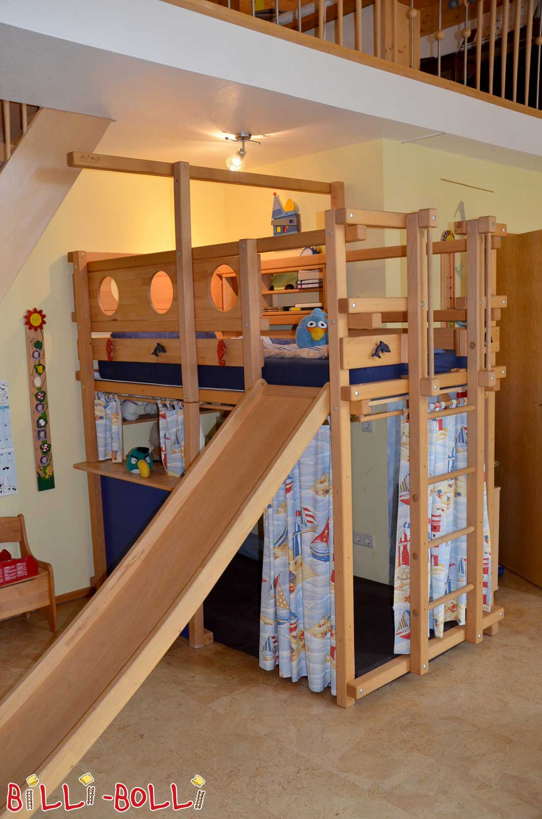 Gusarska podstrešna postelja iz bukve s toboganom in jama z zavesami (Podstrešna postelja, ki raste z otrokom)