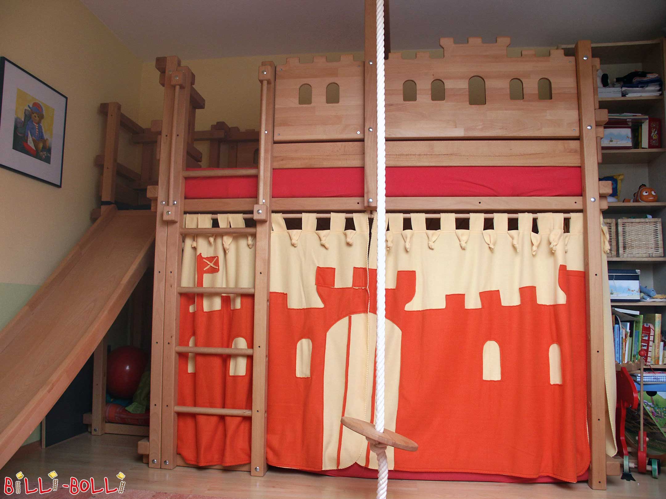 Un lit mezzanine-château-fort avec toboggan (Lit mezzanine évolutif)