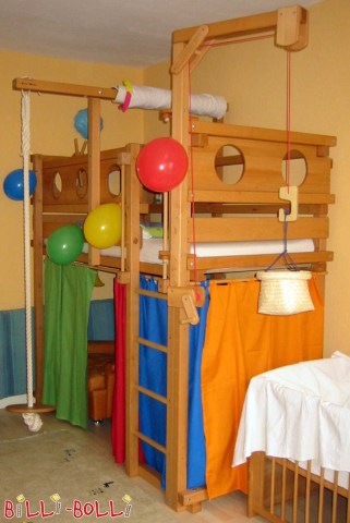 Letto a soppalco decorato in modo colorato per far giocare e dormire i bambini (Letto a soppalco trasformabile)