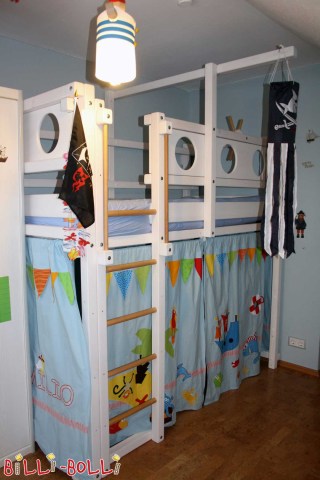 Letto a castello pirata (letto pirata) in bianco per i piccoli bucanieri (Letto a soppalco trasformabile)