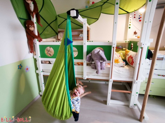 Le lit mezzanine forêt vierge, laqué en blanc, pour les petits enfants à partir de 3 ans (Lit mezzanine évolutif)
