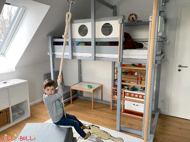 Cama de bombeiro lacado cinza no quarto das crianças com telhado inclinado (Cama alta crescendo com a criança)