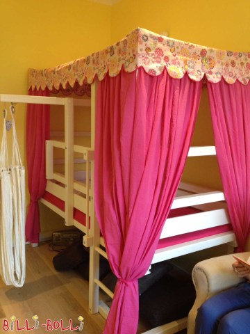 Con tende e baldacchino il letto a soppalco trasformabile (qui montato ad … (Letto a soppalco trasformabile)