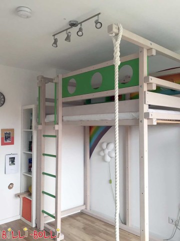 Parvisänky, joka kasvaa lapsen mukana, tässä valkoiseksi lakattu ja vi … (Lapsen mukana kasvava parvisänky)