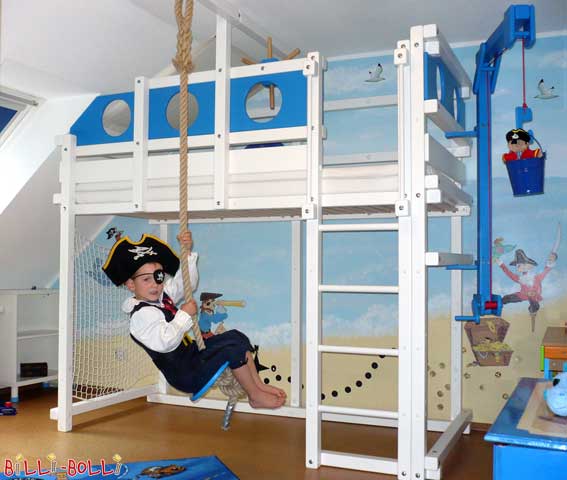 Pirátska podkrovná posteľ pre malých pirátov, tu maľovaná modrou a bielou farbou (Vysoká posteľ rastúca s dieťaťom)
