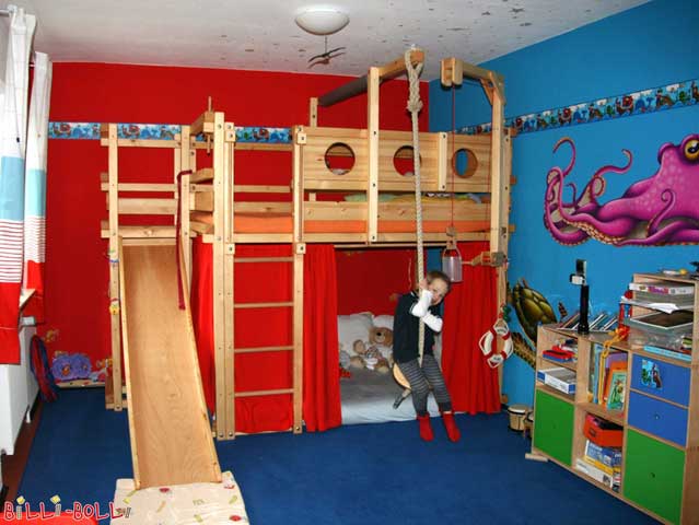 Detská izba pre pirátov v mori so šmykľavkou, hojdačkou a okienkami (Vysoká posteľ rastúca s dieťaťom)