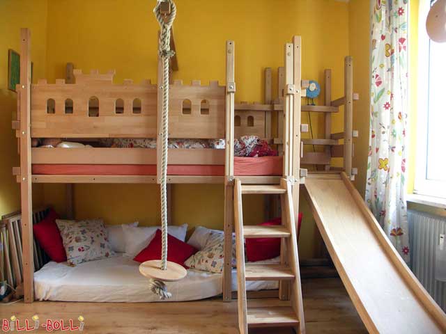 Viteška postelja s toboganom (viteška podstrešna postelja iz bukve) (Podstrešna postelja, ki raste z otrokom)