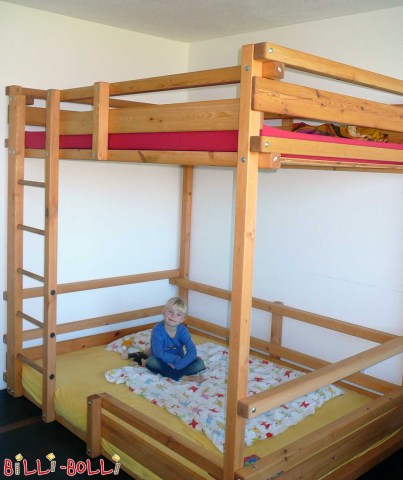 En køyeseng for ungdom, her med 140 cm madrassbredde. Det nederste soveplanet … (Køyeseng for ungdom)