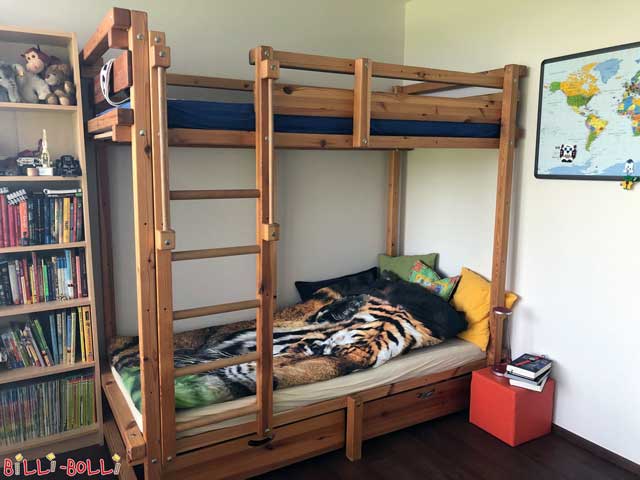 Notre lit à étages pour adolescents, ici en pin huilé-ciré. Sous le lit, … (Lit superposé pour adolescents)
