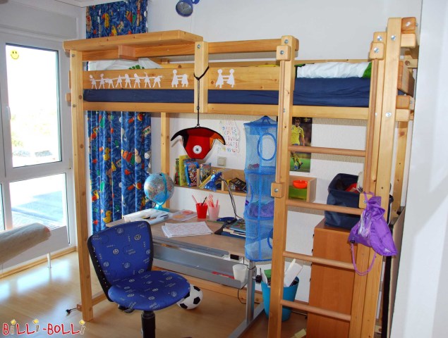 To wysokie łóżko młodzieżowe zostało wyposażone w szafkę nocną na górze. (Młodzieżowe łóżko na antresoli)