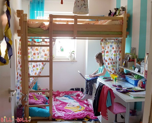 Jugend-Loftbett, dat Loftbett fir Teenager, nieft engem Schreifdësch an engem klenge Raum (Jugend-Loftbett)
