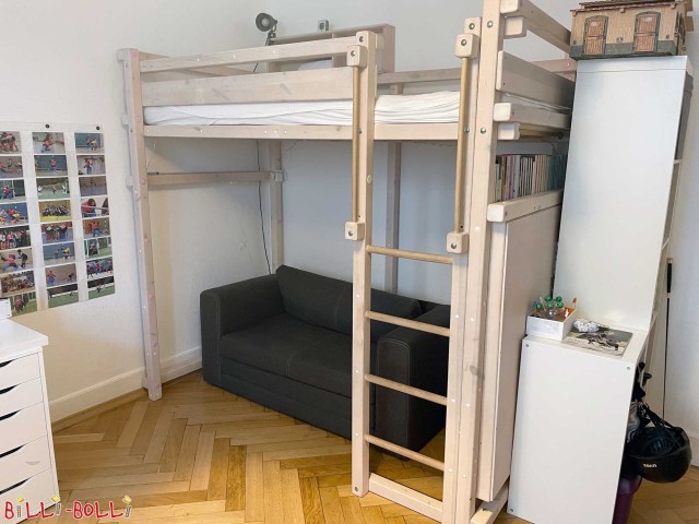 Młodzieżowe łóżko na antresoli, tutaj malowane na biało i wyposażone w mały r … (Młodzieżowe łóżko na antresoli)